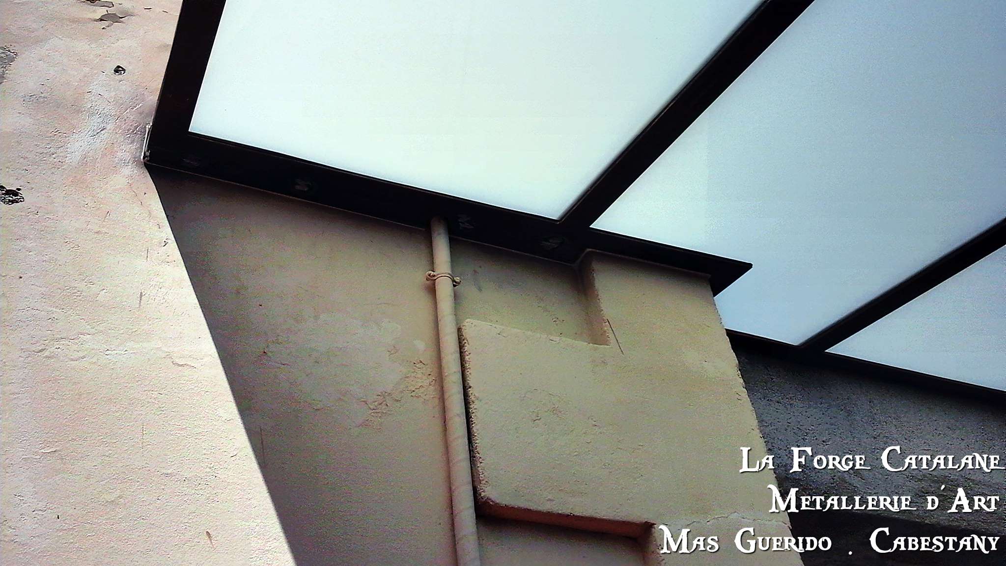 Marquise en fer vitrage opalescent  Forge Catalane.jpg